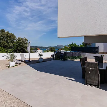 3 Bedroom Amazing In Prázdninový dům Šibenik