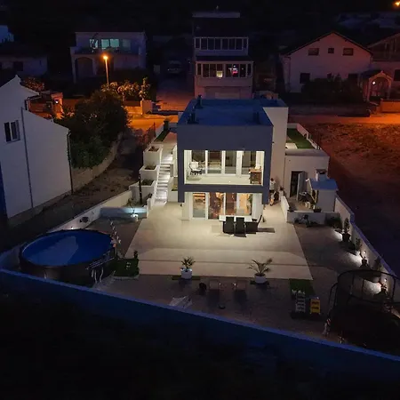 3 Bedroom Amazing In Prázdninový dům Šibenik