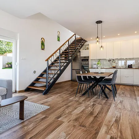 3 Bedroom Amazing In Prázdninový dům Šibenik